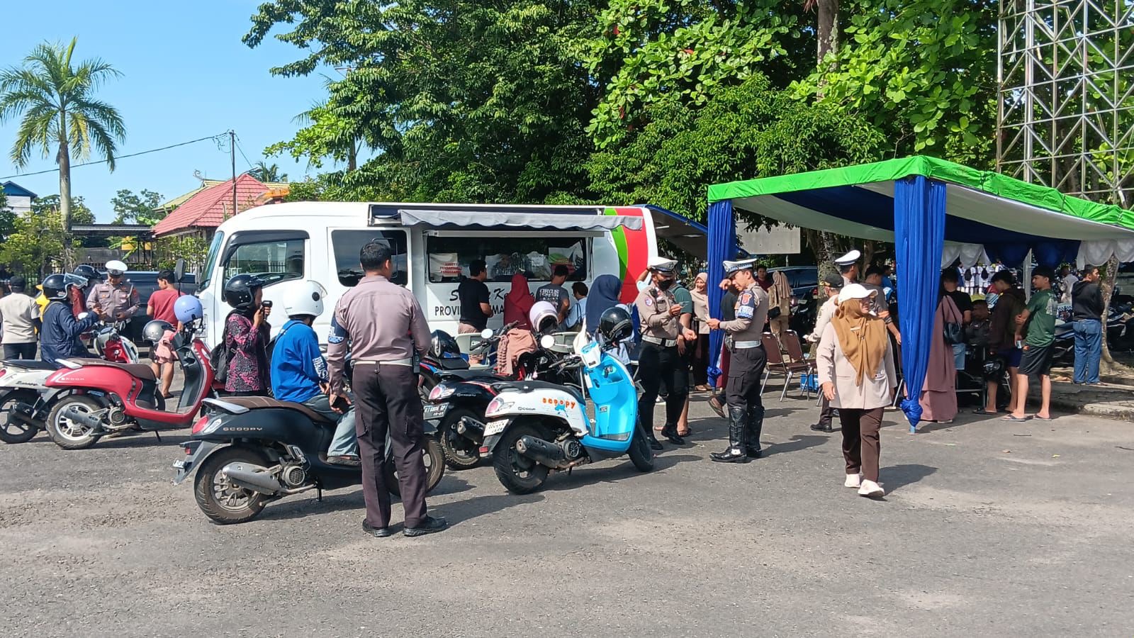 PEMERIKSAAN :Satlantas Polres Berau lakukan kegiatan razia kendaraan yang secara khusus pajak kendaraan sudah mati atau tidak berlaku di Lapangan Pemuda Tanjung Redeb. (ARTA KUSUMA YUNANDA/BP)