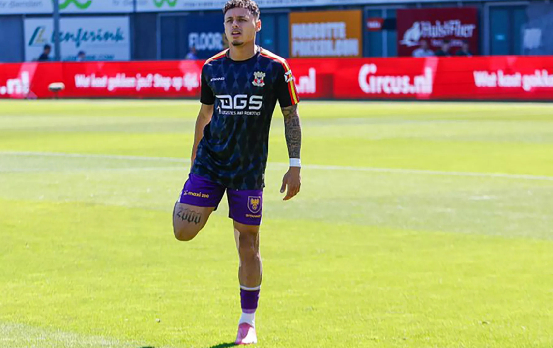 Bek Eagles asal Indonesia Dean James melakukan pemanasan. (Dok.GOA )
