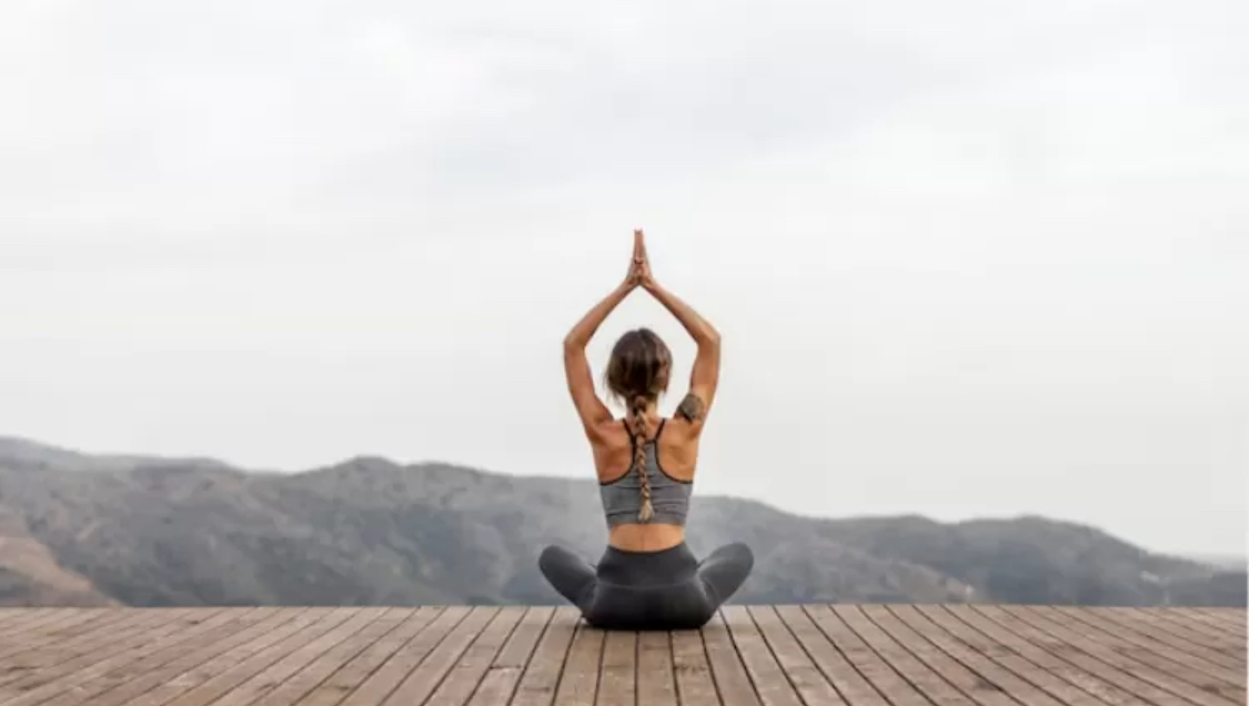 Ilustrasi gerakan yoga (freepik)