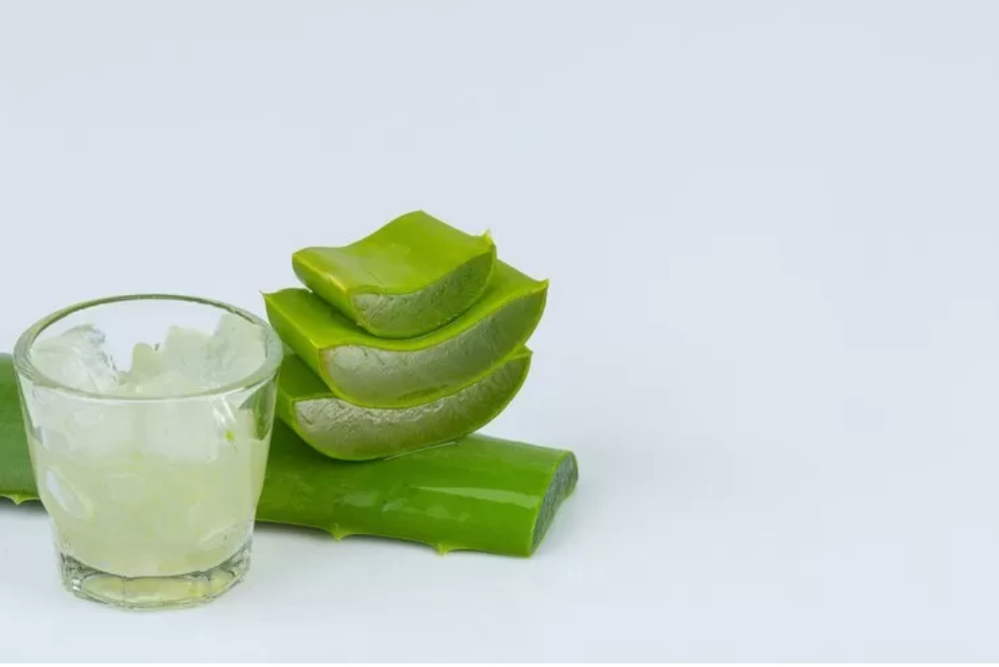 lustrasi Cara Cepat dan Benar Hilangkan Jerawat & Flek dengan Aloe Vera. (Freepik)