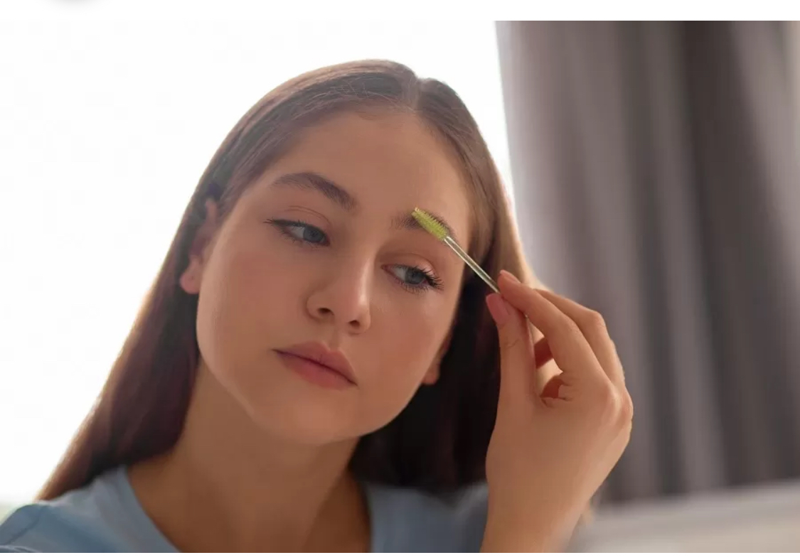 Cara ampuh menebalkan alis. (Freepik)