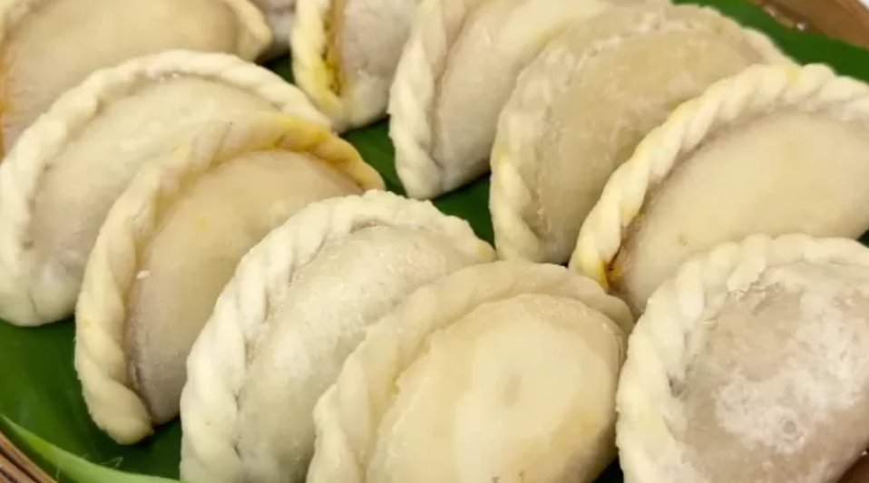 Resep Cireng Isi Ayam Suwir Pedas yang Enak dan Cocok Jadi Camilan./Tangkap Layar YouTube Ika Mardatillah
