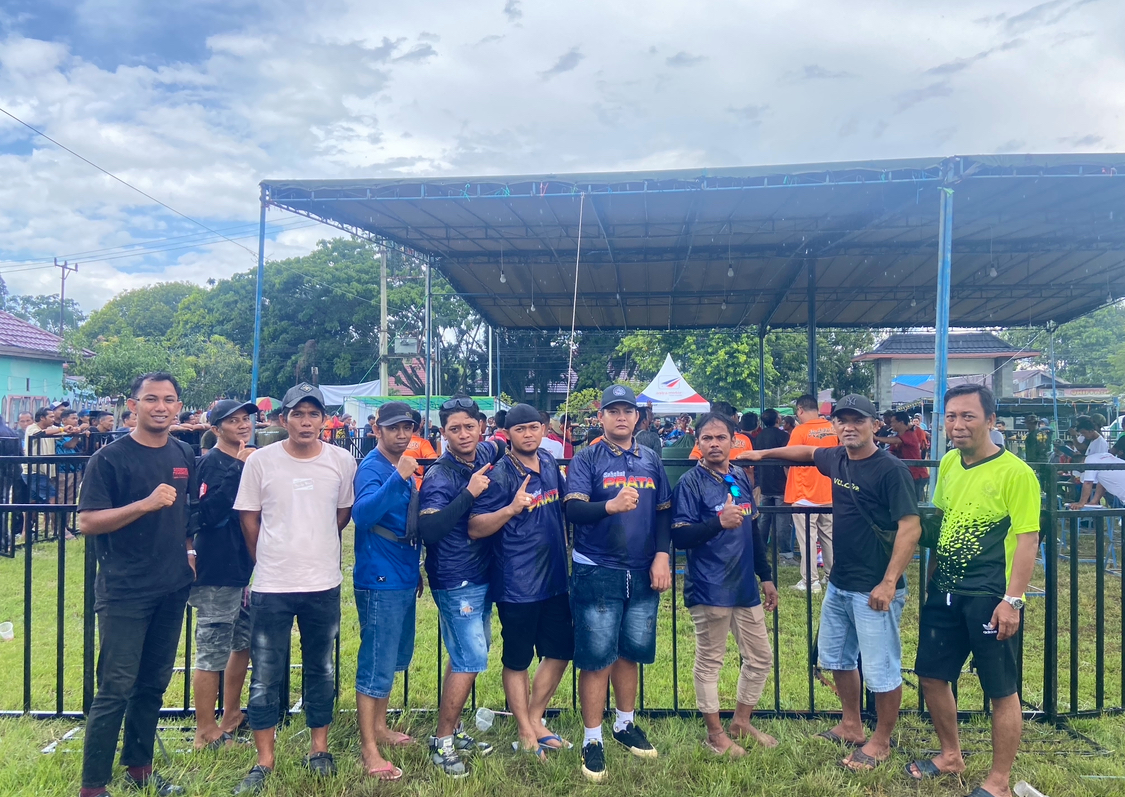 EVENT BURUNG: Terlihat antusias para pecinta burung saat mengikuti event Danramil Sambaliung Cup pada Minggu (11/5) lalu. (ARTA KUSUMA YUNANDA/BP)