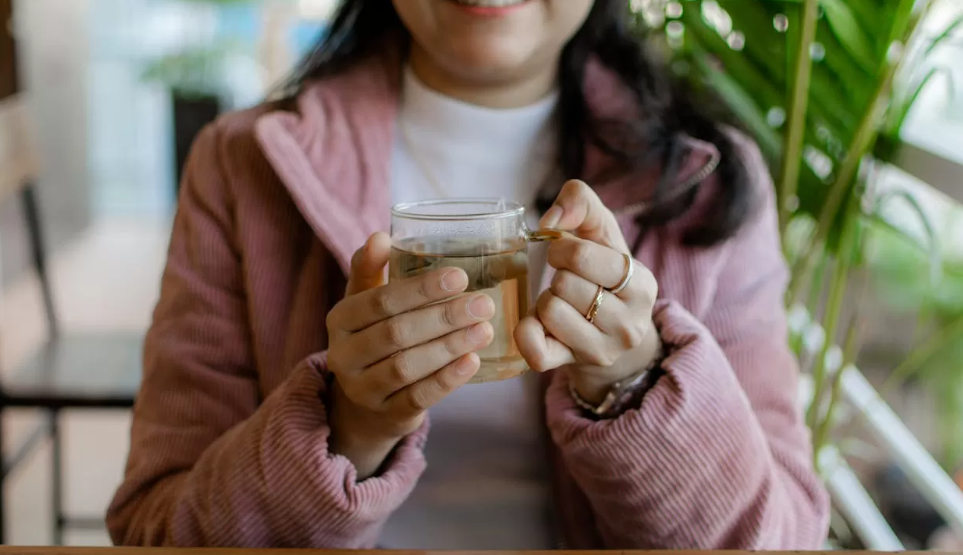 Minum teh setelah makan daging merah bisa menghambat penyerapan zat besi penting untuk tubuh. (pexels)