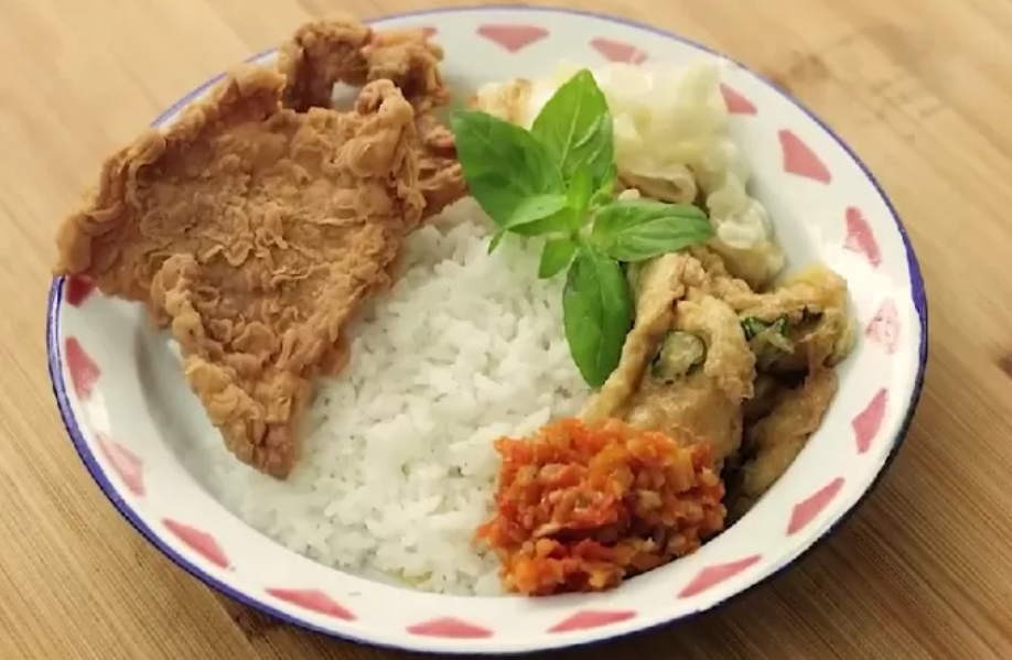 Resep Nasi Kulit Ayam Krispi Sambal Gledek yang Ekonomis (Foto: Tangkap Layar YouTube Devina Hermawan)