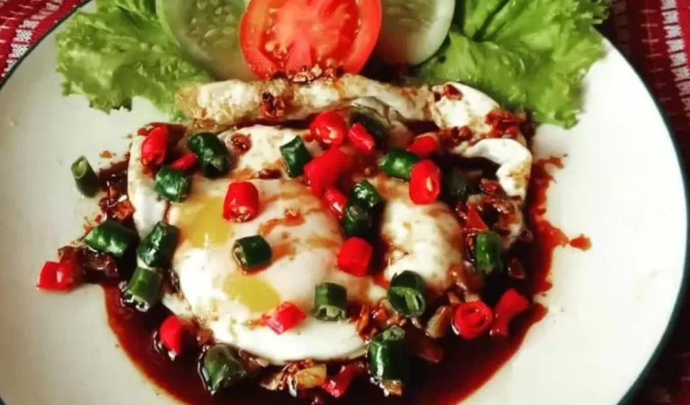 Telur ceplok khas Pontianak yang sajikan pengalaman baru memakan telur. (Foods.id)