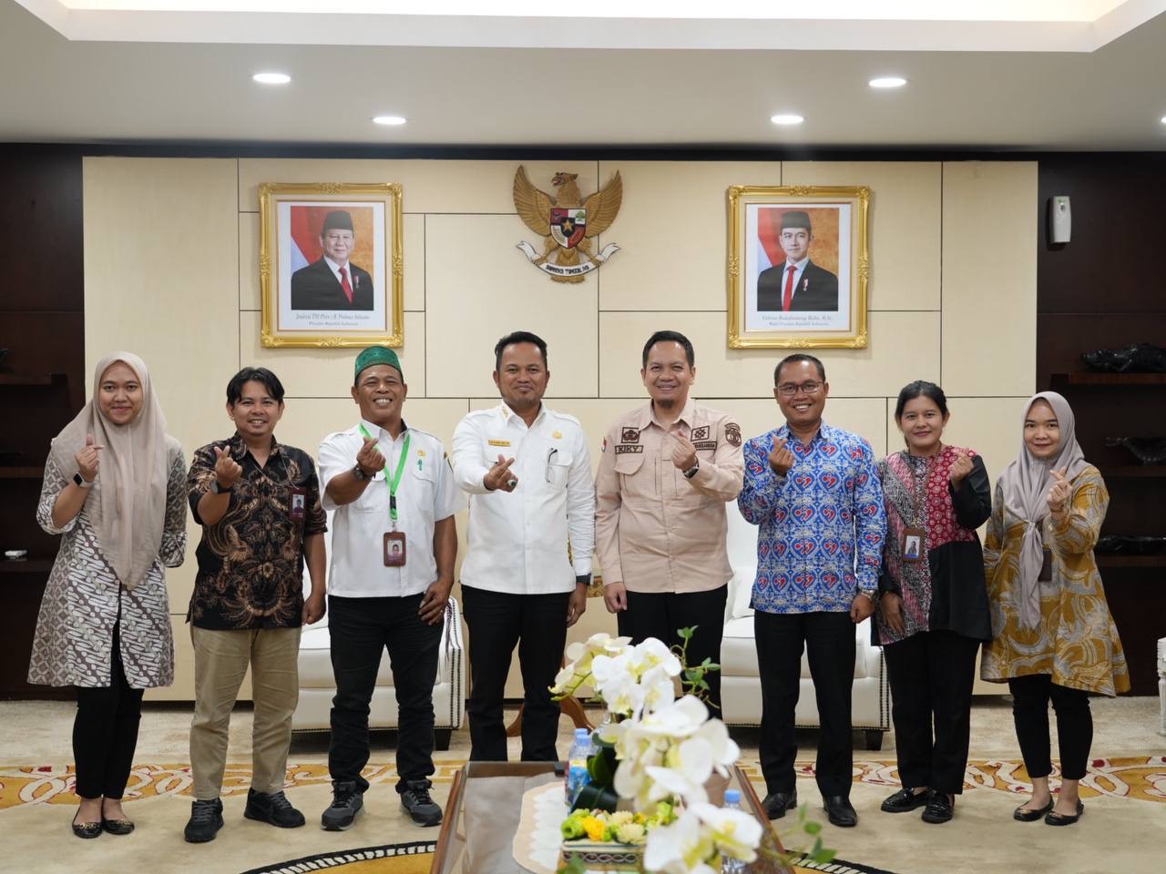 SAMPAIKAN PROGRAM: Gubernur Kaltim H Rudy Mas&rsquo;ud menerima kunjungan Kepala Perwakilan BKKBN Provinsi Kalimantan Timur dr Nurizky Permanajati dan jajaran. (RIAN/ADPIMPROV KALTIM)