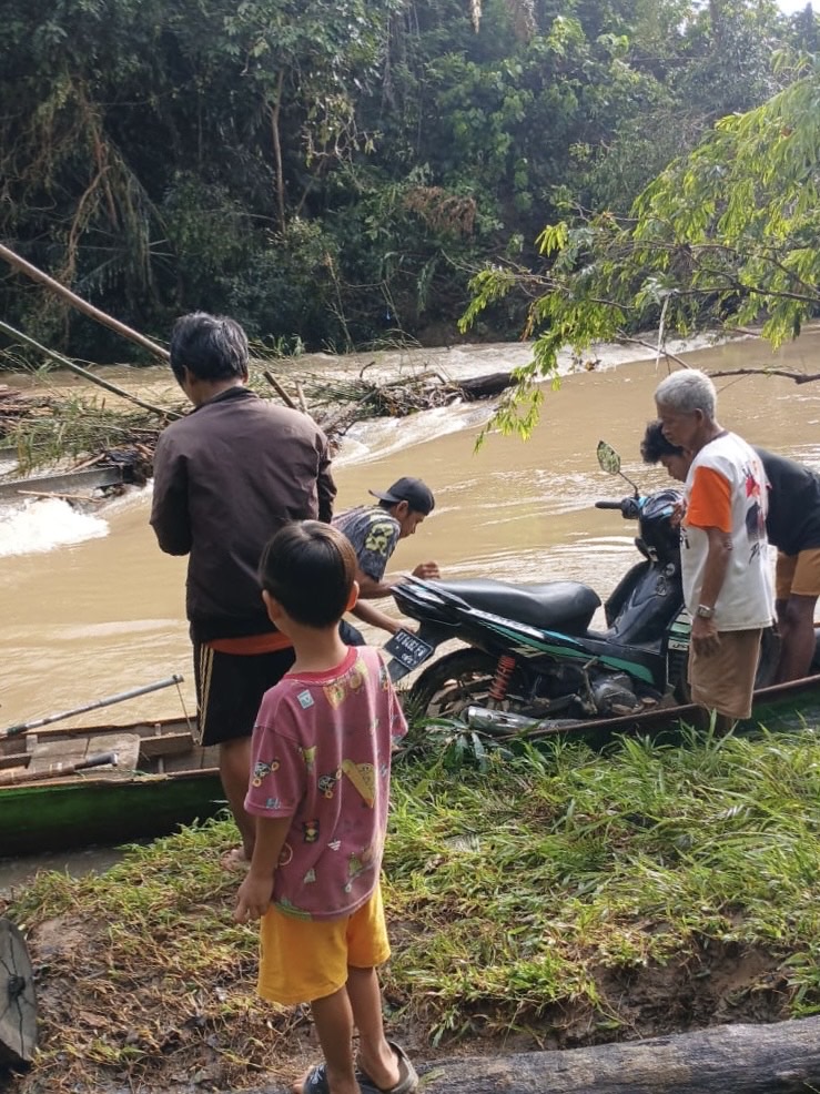 DIBUTUHKAN MASYARAKAT: Selama jembatan terputus, masyarakat memanfaatkan jalur air menggunakan ketinting untuk mendukung mobilisasi sementara. (KECAMATAN KELAY UNTUK BERAU POST)