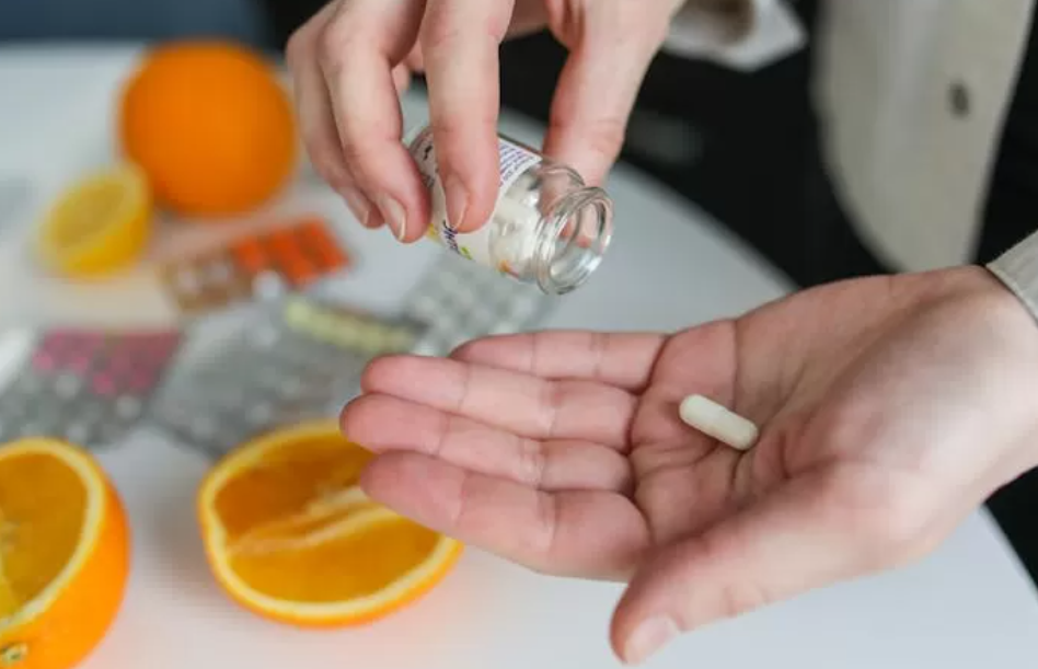 Ilustrasi seseorang meminum obat untuk kolesterol (Dok. Pexels)