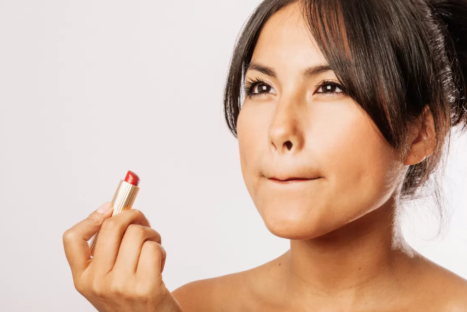 Memilih warna lipstik untuk kulit sawo matang agar terlihat fresh. (Freepik/Freepik)
