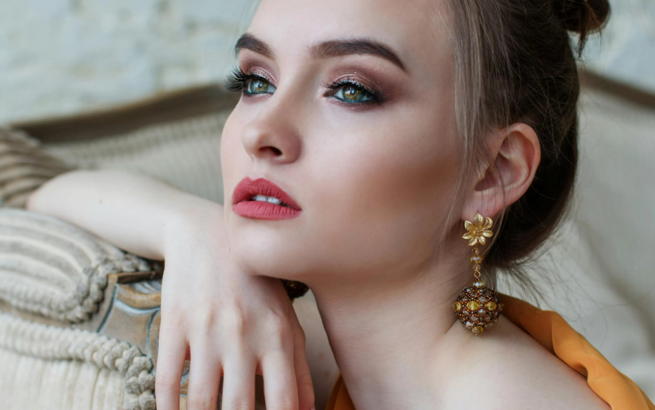 Ilustrasi Wanita Make Up Bold (Pixabay/Pexels)