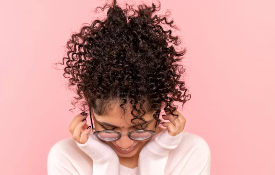 Ilustrasi orang dengan rambut keriting (Freepik)