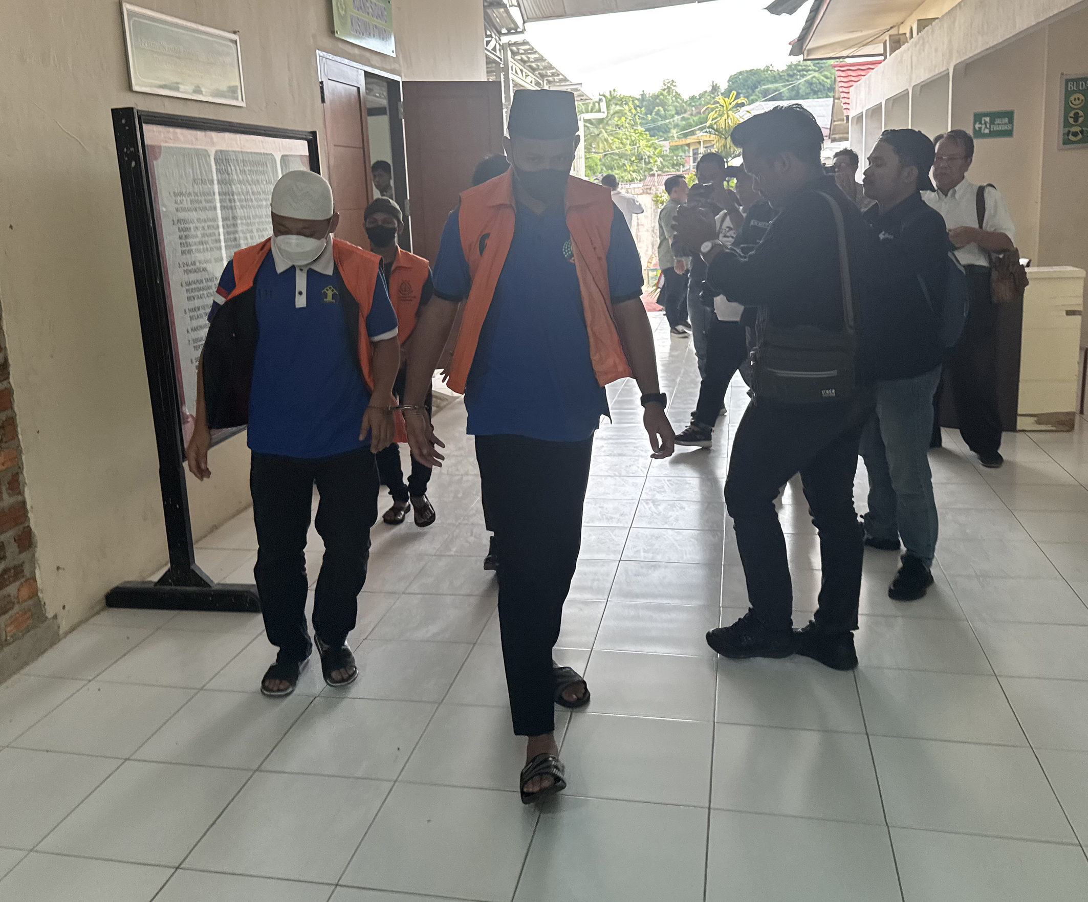 SABU 74 KG: Tiga terdakwa sabu seberat 74 kg saat dibawa ke ruang tahanan Pengadilan Negeri Tarakan, Kamis (15/5). (SEPTIAN ASMADI/HRK)