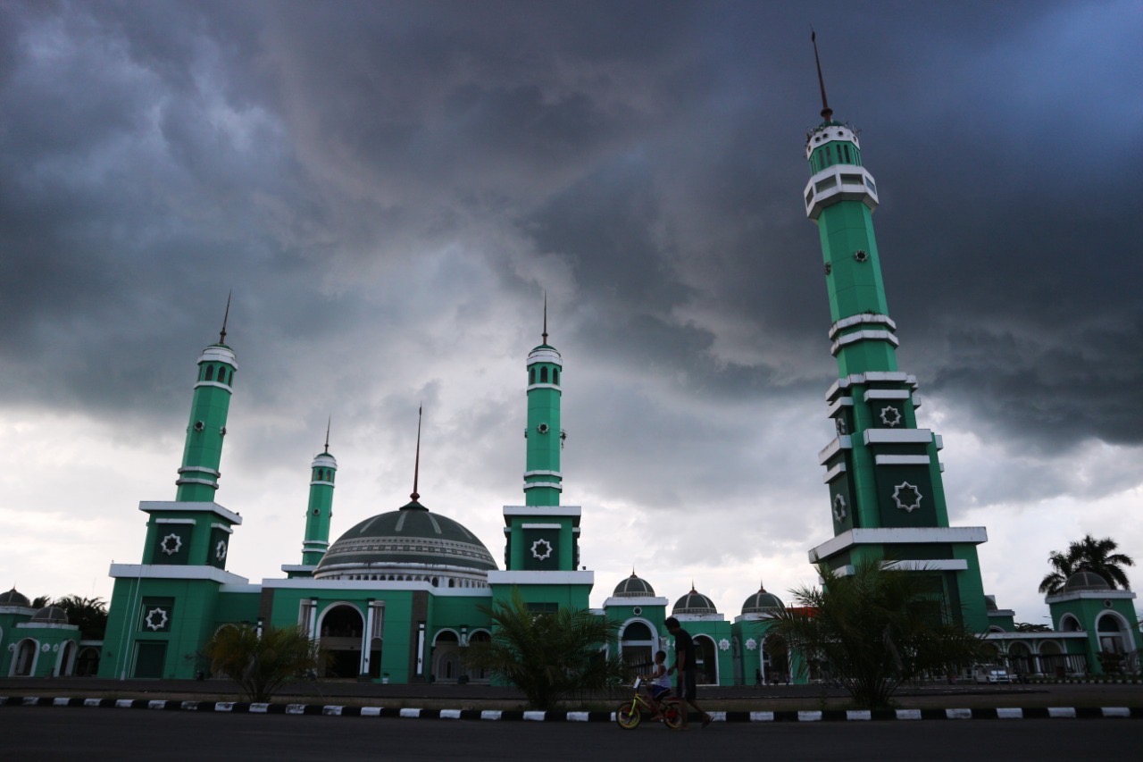 GUMPALAN AWAN HITAM: Sejak beberapa hari terahir Berau terus diterpa hujan dengan intesitas sedang cendrung besar. (ARTA KUSUMA YUNANDA/BP)