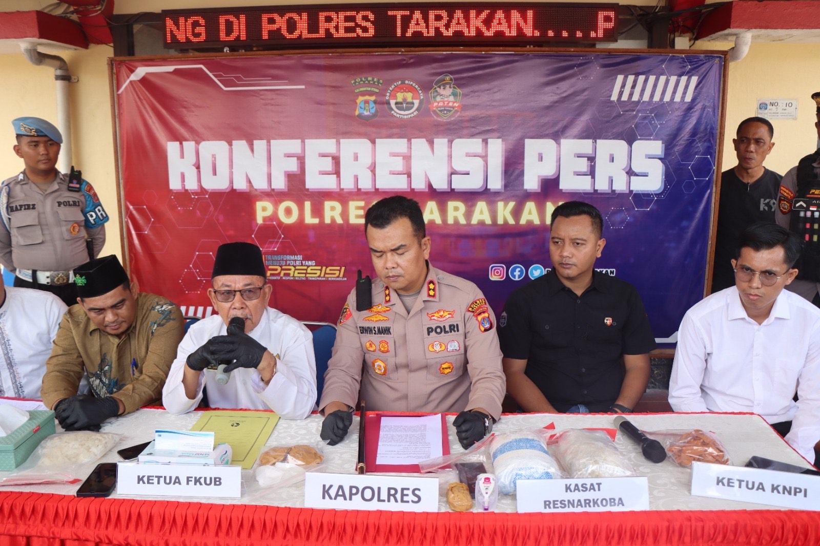 IMBAU MASYARAKAT: Ketua FKUB Tarakan, Zainuddin Dalila (dua dari kiri) imbau masyarakat saat konferensi pers pengungkapan sabu seberat lebih dari 3 kilogram di Mako Polres Tarakan belum lama ini.(HRK)