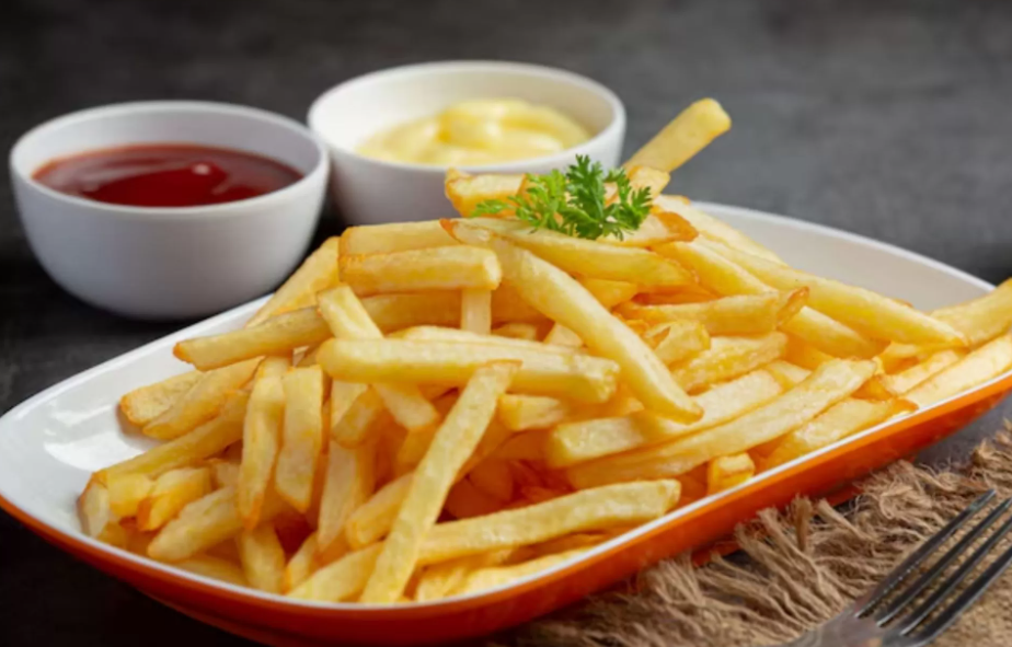 kentang goreng dengan dua mangkuk saus. (Freepik)