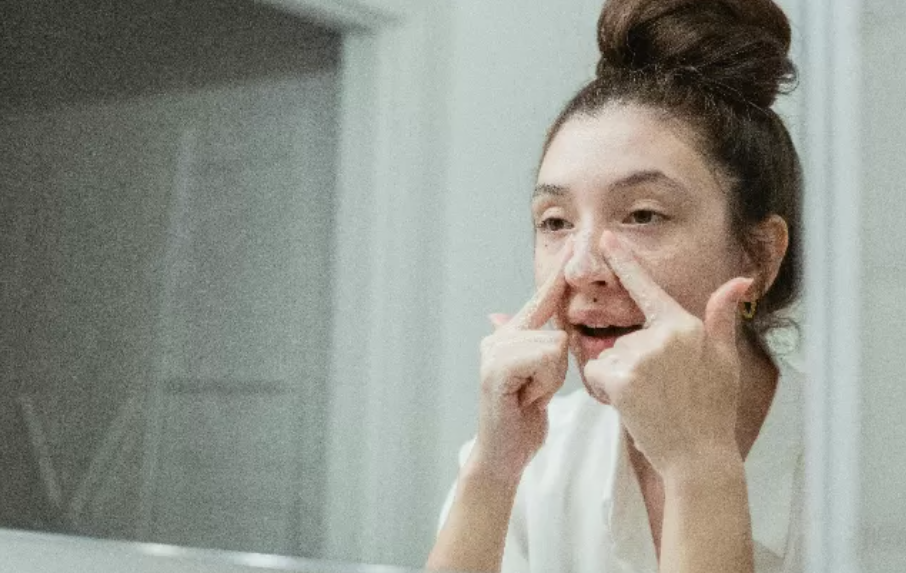 Ilustrasi Wanita Memakai Facial Wash. (Miriam Alonso/Pexels)
