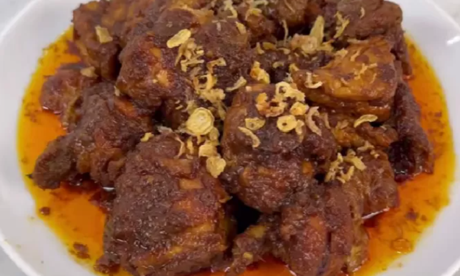 Resep Semur Ayam Pakai Santan yang Enak (foto YouTube Ika Mardatillah)