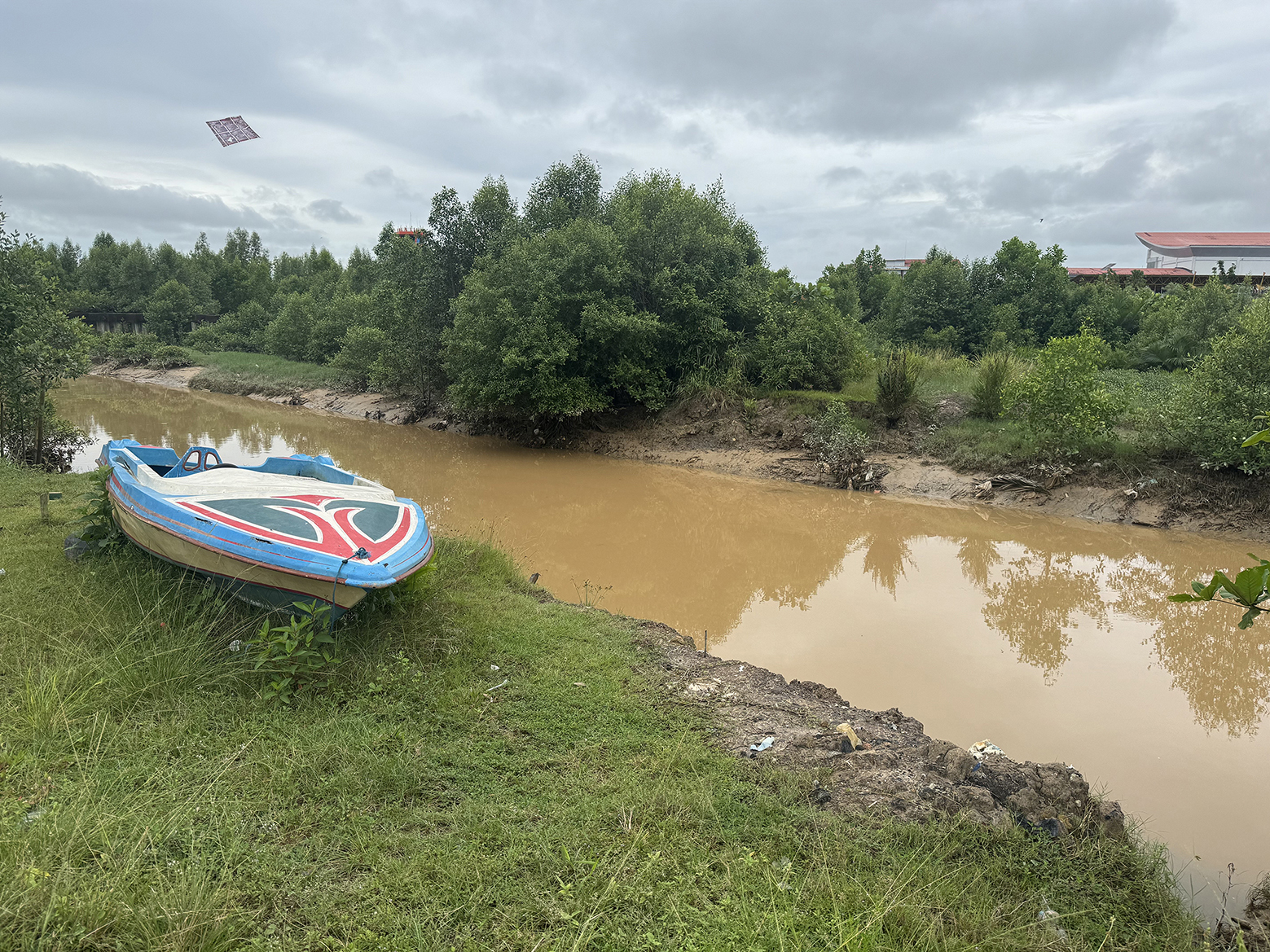 KANAL ANTARMODA: Aliran sungai di Jalan Hasanuddin, Kelurahan Karang Anyar Pantai yang dulu diproyeksikan akan terkoneksi dengan pelayanan di Bandara Juwata Tarakan. (SEPTIAN ASMADI/HRK)
