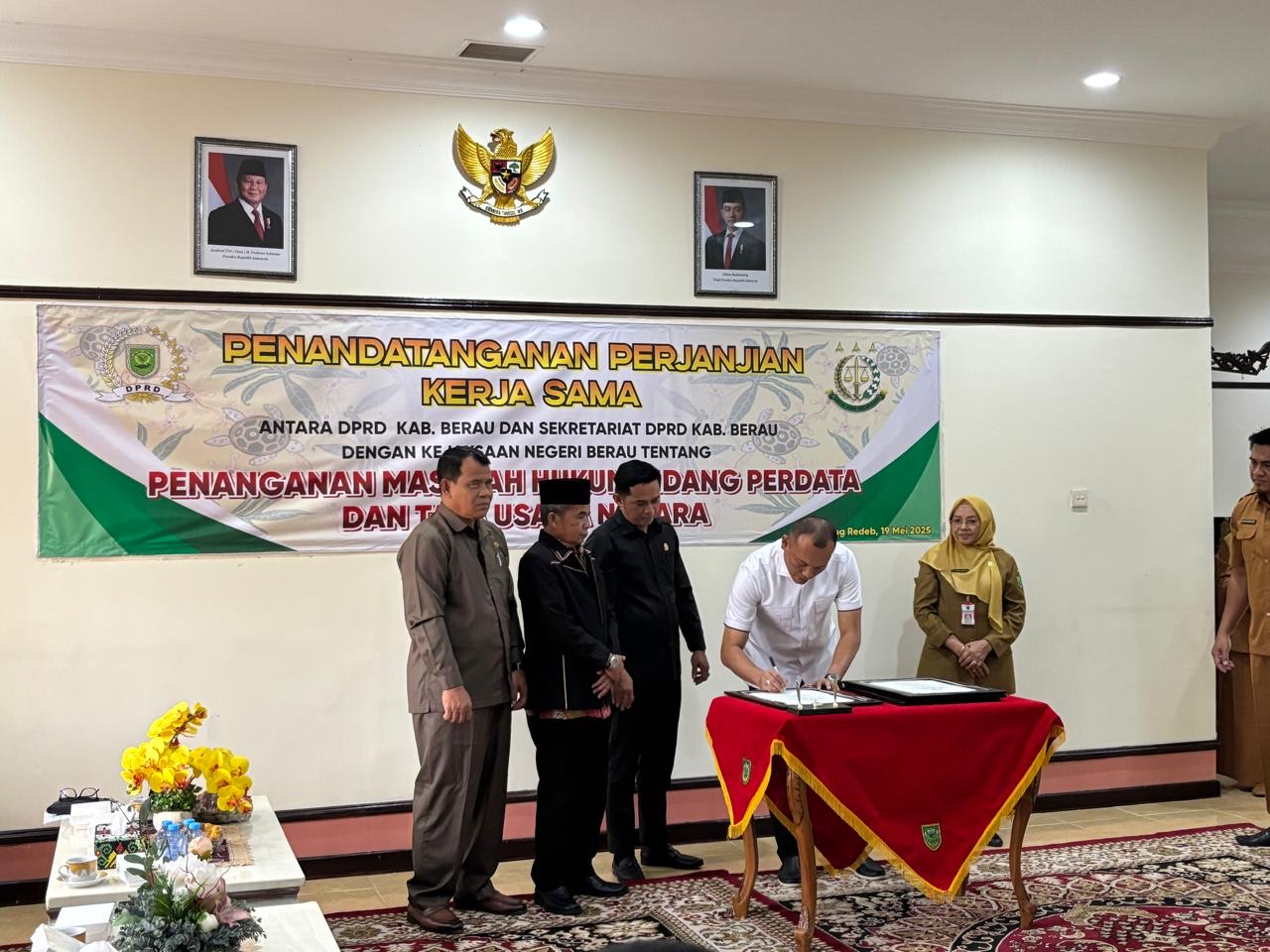 KERJA SAMA: Jajaran Kejari Berau dan DPRD Berau teken MoU pendampingan hukum pada bidang perdata dan tata usaha negara di Ruang VVIP DPRD Berau. (SENO/BP)