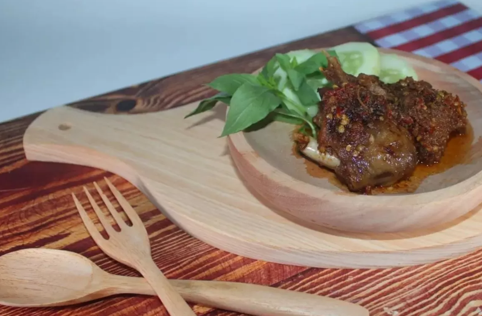 Sajian bebek rica-rica pedas di Warung Makan Bu Al, Surabaya. (Instagram/@dapur.mak.ndut)