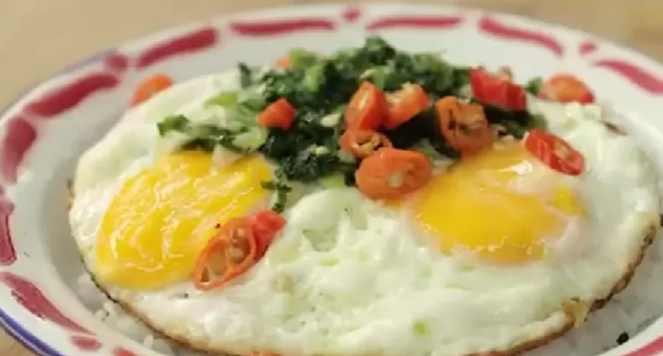 Resep Nasi Telur Ceplok yang Enak dan Bikin Nagih (YouTube Devina Hermawan)
