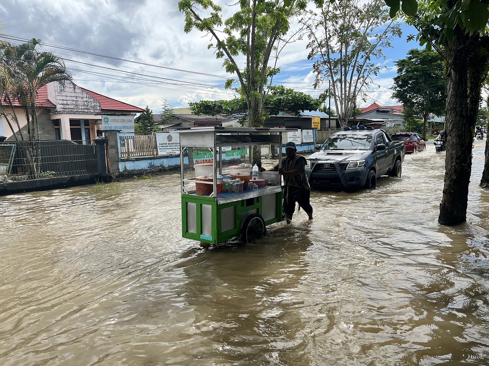 SEJUMLAH TITIK TERDAMPAK: Banjir yang terjadi disebabkan luapan air yang cukup besar dari hulu Sungai Kayan. (FAISAL/HRK)