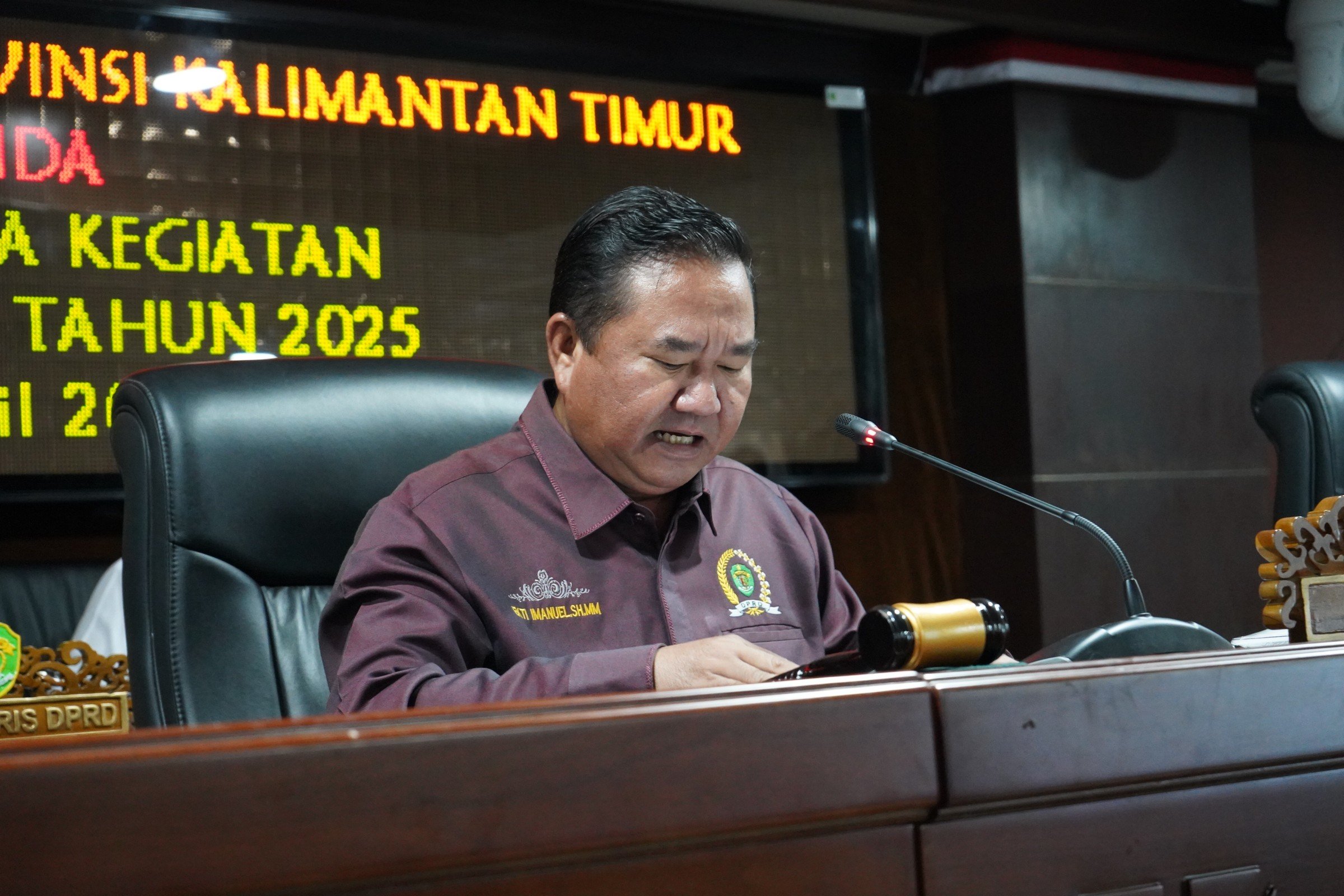 PARIPURNA: Wakil Ketua DPRD Kaltim, Ekti Imanuel melaksanakan Rapat Paripurna Ke &ndash; 13. (DPRD KALTIM UNTUK BERAU POST)