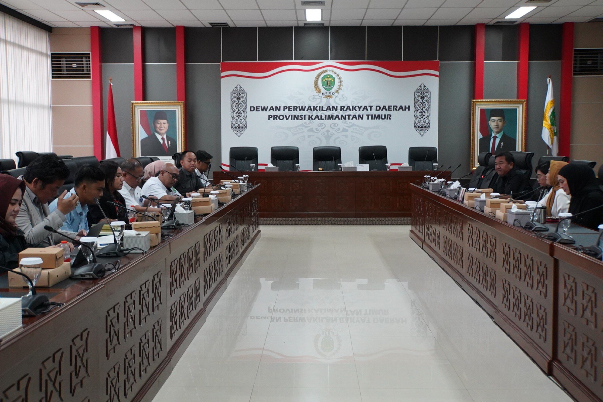 RAPAT BERSAMA: Banmus DPRD Kaltim saat melakukan rapat bersama Sekretariat DPRD Kaltim, beberapa waktu lalu. (DPRD KALTIM UNTUK BERAU POST)