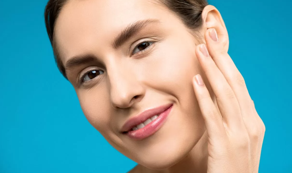 Perawatan kulit rutin dengan produk pencerah dapat membantu hilangkan flek hitam secara efektif. (Pexels.com)