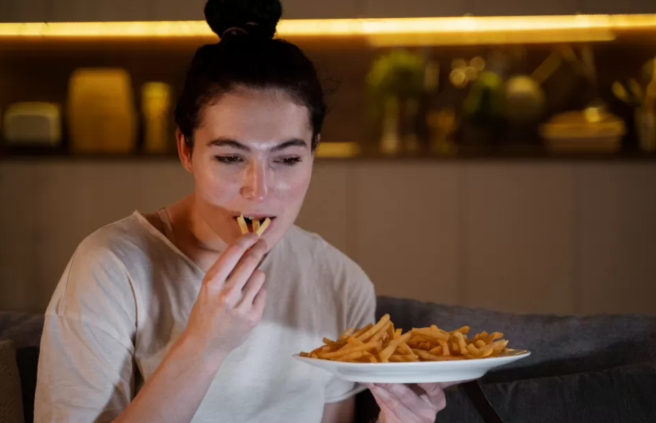 Alasan orang makan berlebih saat stres. (freepik)