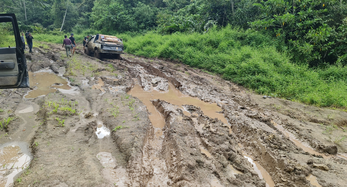 RUSAK PARAH: Kondisi akses di Krayan sangat memprihatinkan, masyarakat harus berjuang untuk bisa melintasi jalan tersebut. (HRK)