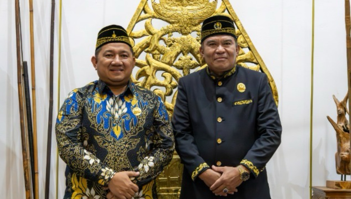 SILATURAHMI: Sultan Paser Sri Paduka Yang Mulia Sultan Alamsyah III bersama Bupati PPU Mudyat Noor.  (DISKOMINFO PPU UNTUK BERAU POST)