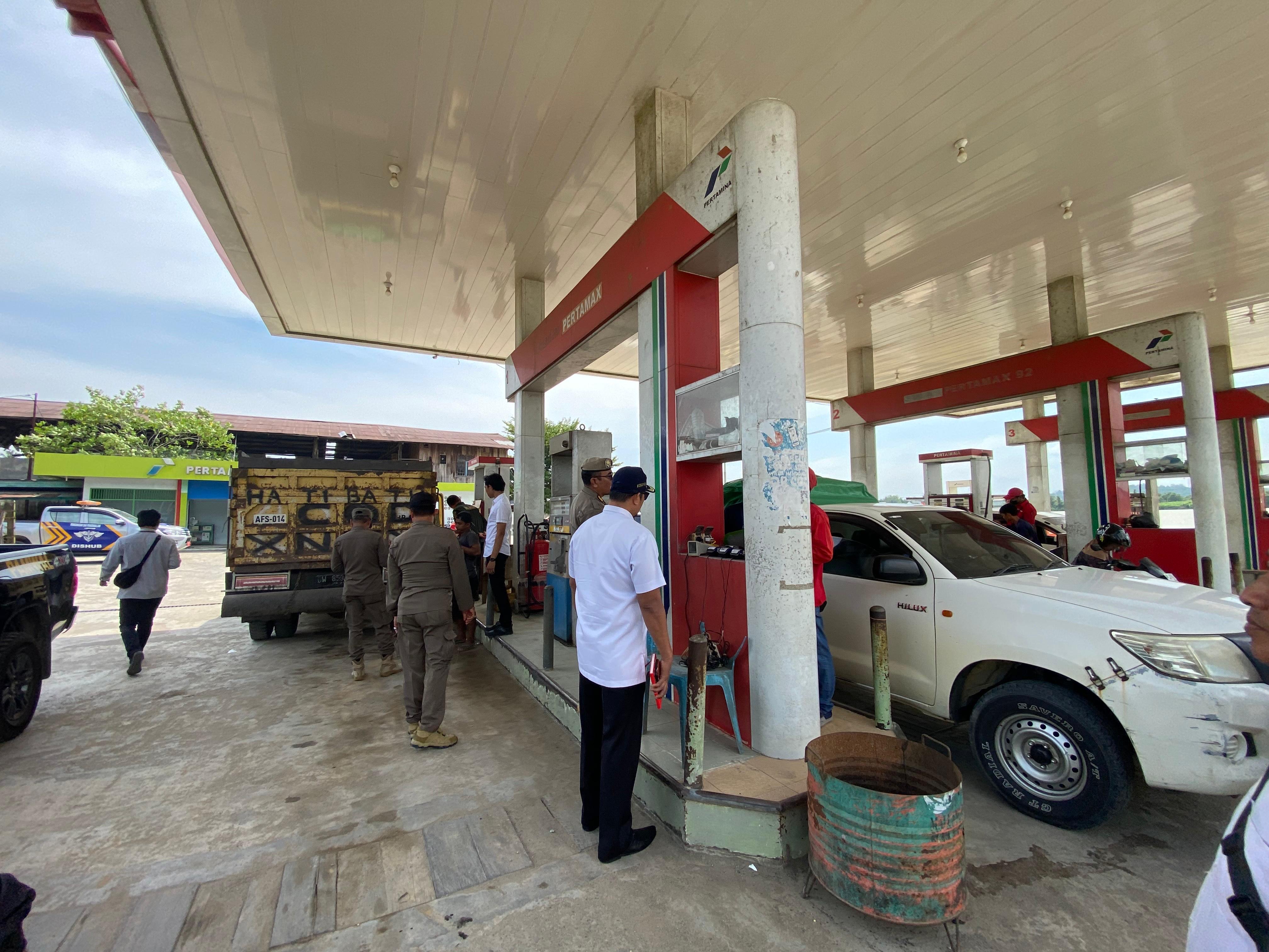 MASIH AMAN: Masyarakat Berau diminta tidak panik dengan membeli BBM secara berlebihan. (BERAU POST)