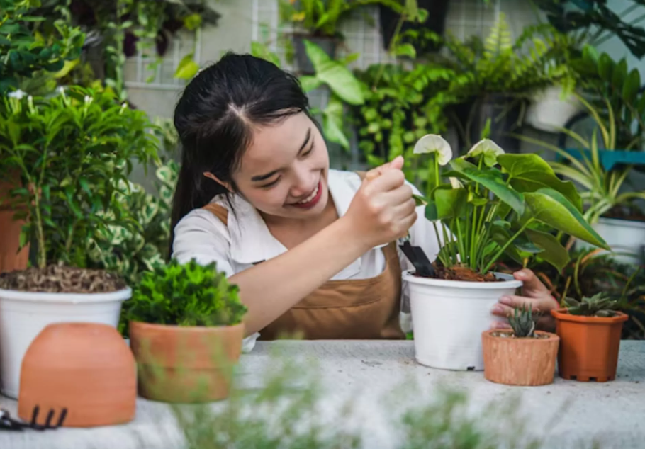 Ilustrasi seorang perempuan sedang berkebun (Dok. Freepik)