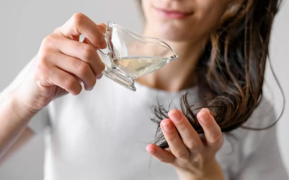 Penggunaan minyak kelapa di rambut. (Freepik)