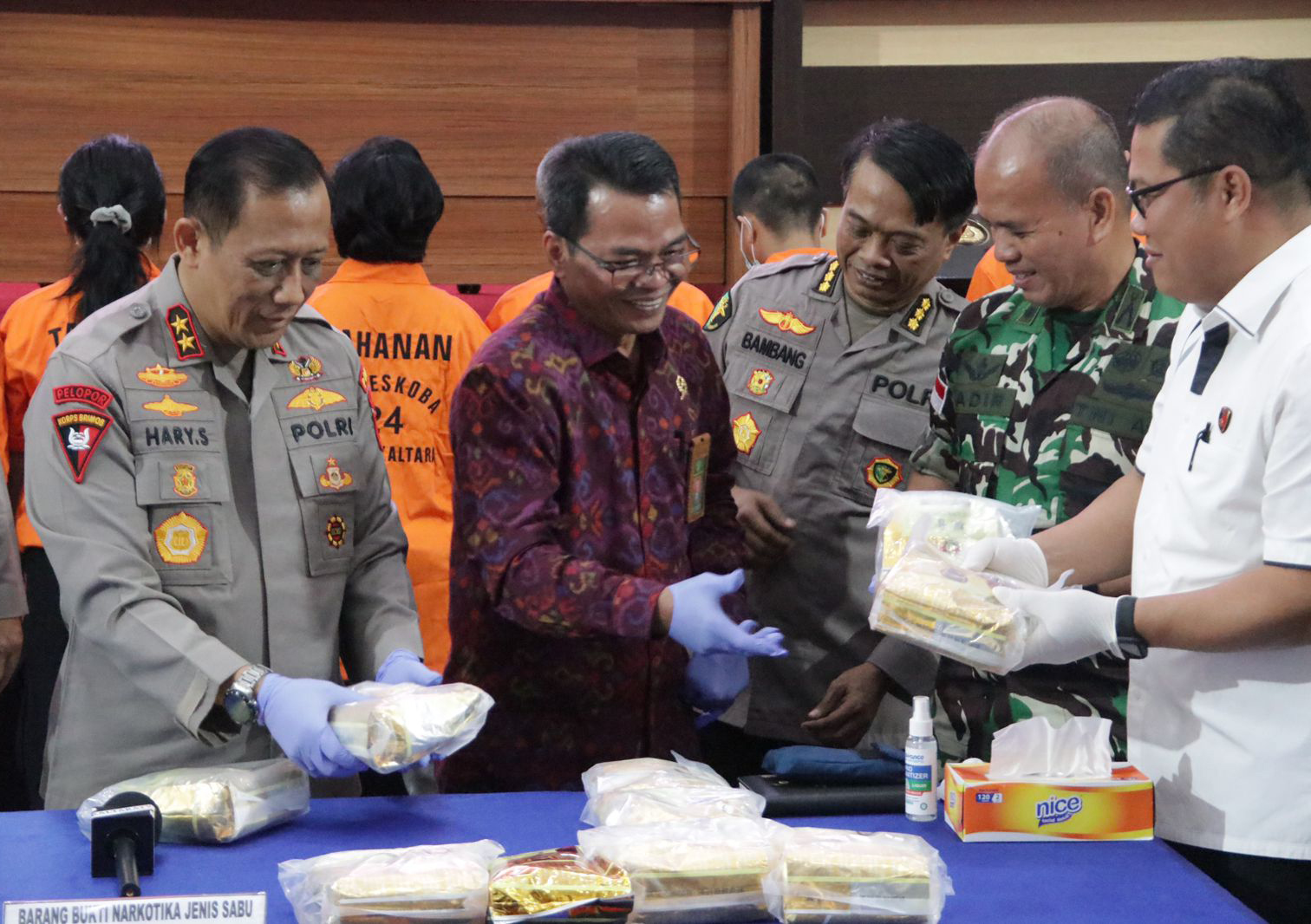 PENGUNGKAPAN NARKOBA: Kapolda Kaltara Irjen Pol Hary Sudwijanto (paling kiri) memperlihatkan barang bukti narkotika jenis sabu hasil pengungkapan tindak pidana narkotika. (POLDA KALTARA UNTUK HRK)