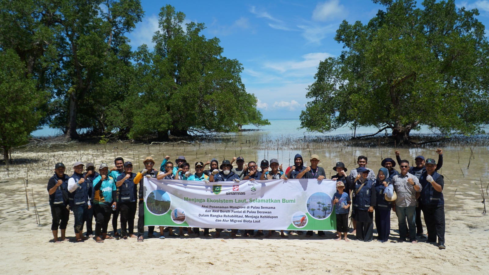 FOTO BERSAMA: PT Berau Coal bersama mitra kerja foto bersama dalam kegiatan penanaman mangrove dan bersih pantai di Pulau Semama. (SENO/BP)