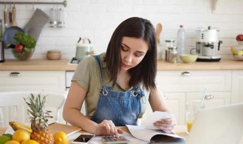 Ilustrasi mencatat pengeluaran ala frugal living. (Freepik)