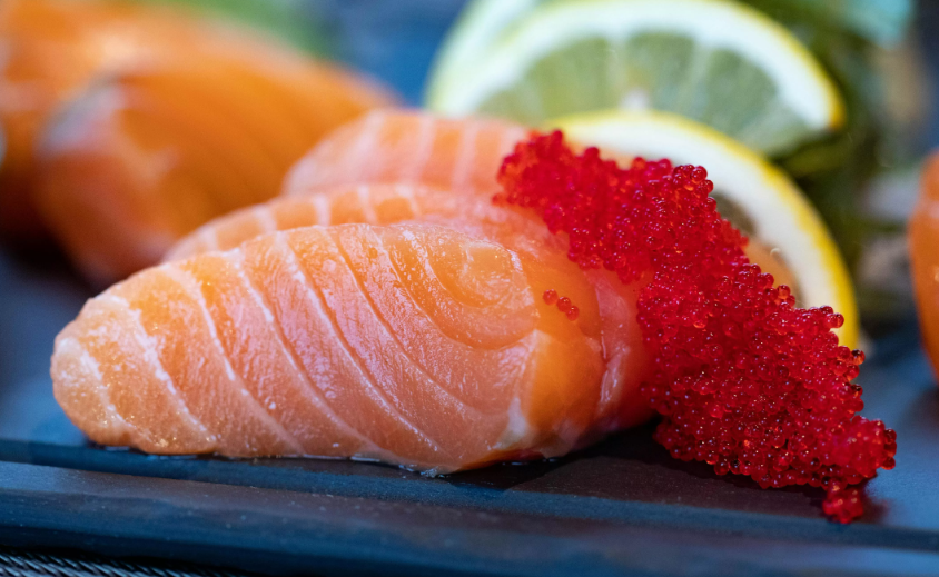 Seiris ikan salmon (Dok. Pexels)  