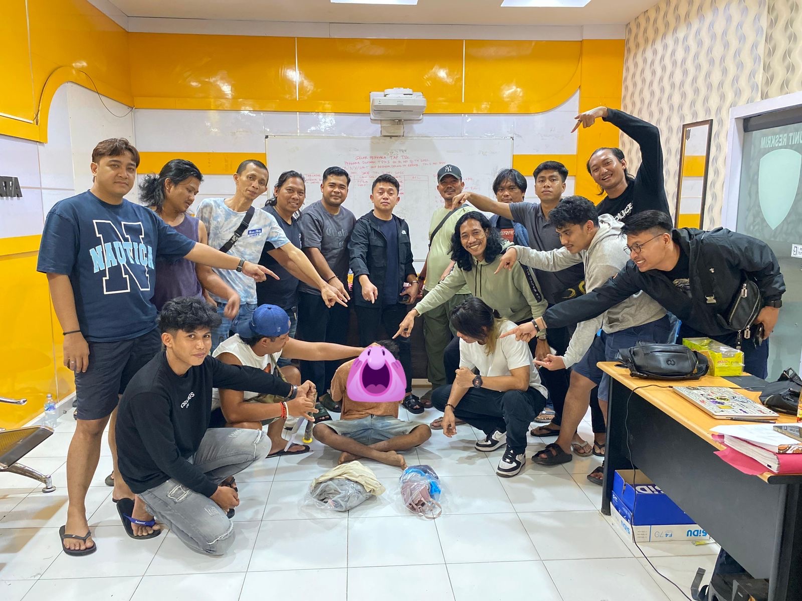 DIAMANKAN: Tim gabungan Polsek Tanjung Redeb dan Polres Berau saat mengamankan pelaku pemerkosaan dan pengancaman pembunuhan kemarin. (POLRES BERAU UNTUK BERAU POST)