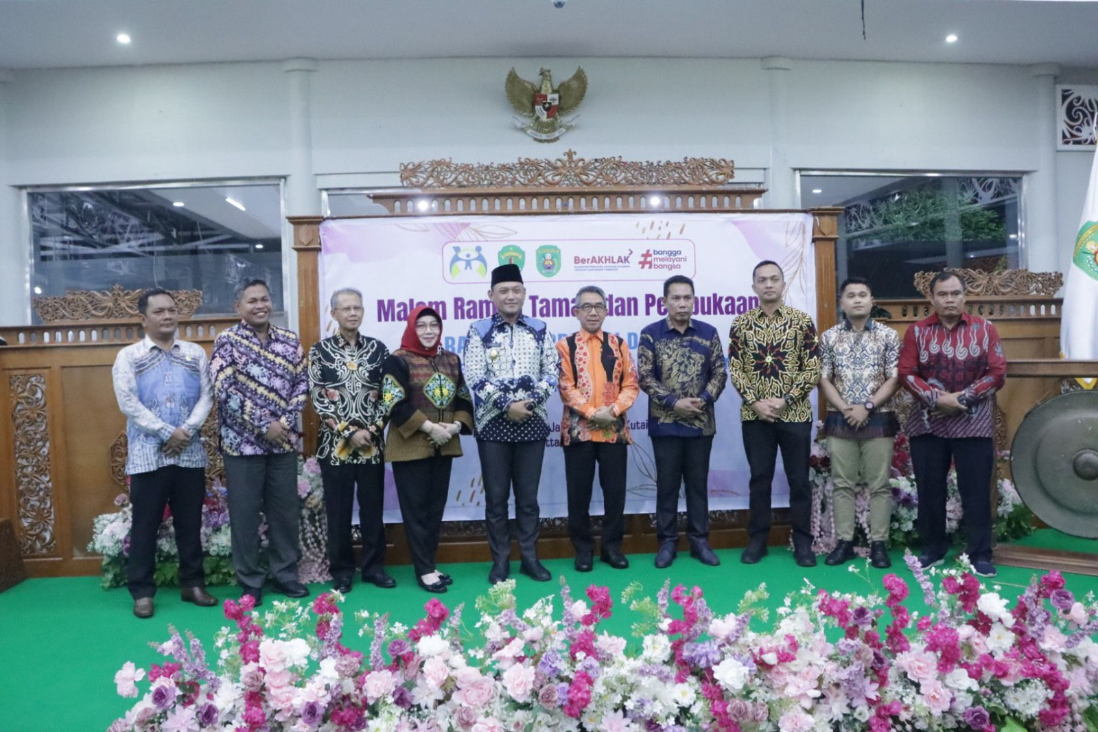 SINERGI: Wagub Kaltim Seno Aji saat berfoto bersama di sela-sela Rakorda PPPA Kaltim 2025 di Sangatta, beberapa waktu lalu. (DISKOMINFO UNTUK BERAU POST)