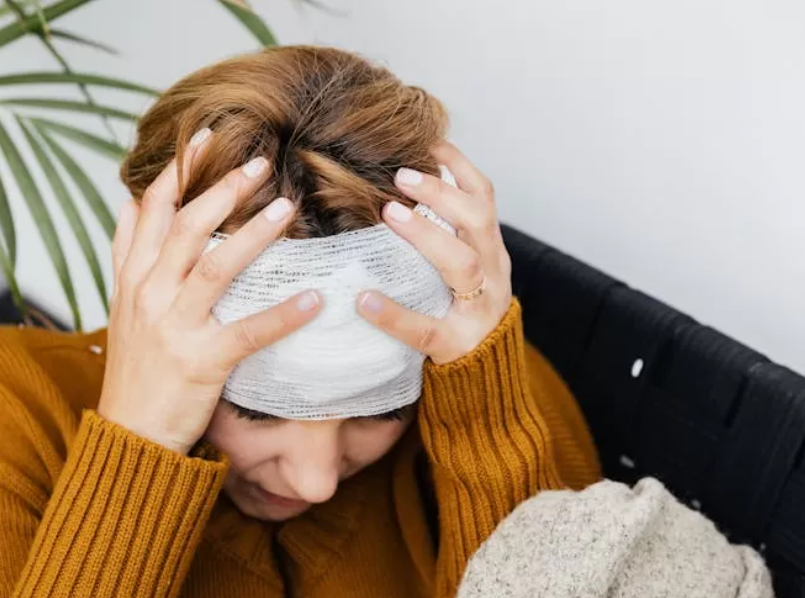 Seseorang yang mengalami gejala fisik stres. (Pexels/Photo by Kaboompics.com)