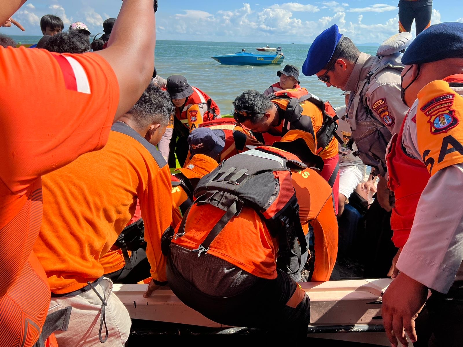 DIEVAKUASI: Tim SAR gabungan evakuasi korban yang hanyut usai berenang di perairan Pelabuhan Tengkayu II Tarakan sudah kondisi meninggal dunia, Senin (26/5). (SAR TARAKAN UNTUK HRK)