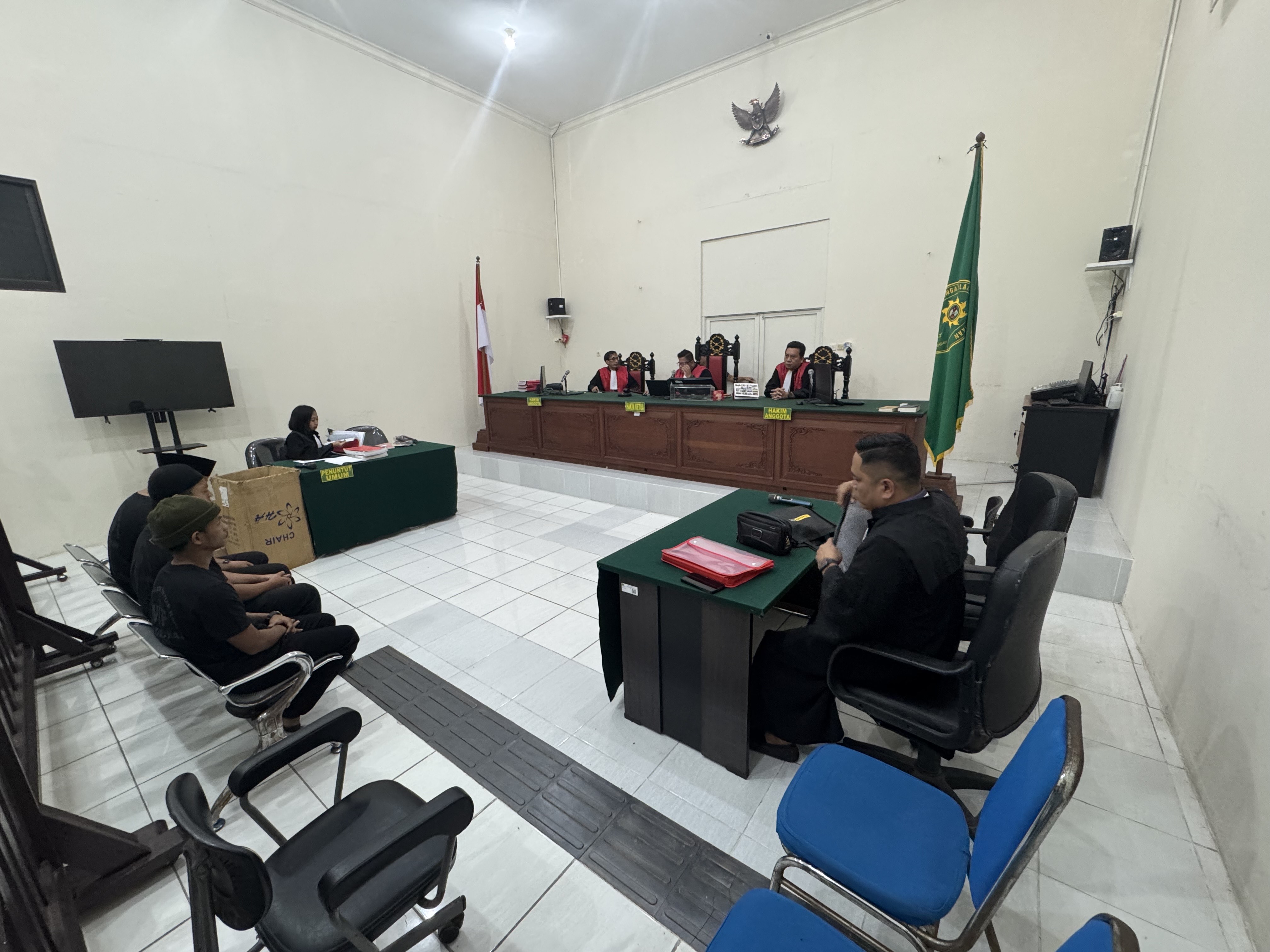DIADILI: Tiga terdakwa perkara sabu 74 kg saat disidangkan di Pengadilan Negeri Tarakan, Kamis (22/5) lalu. (SEPTIAN ASMADI/HRK)