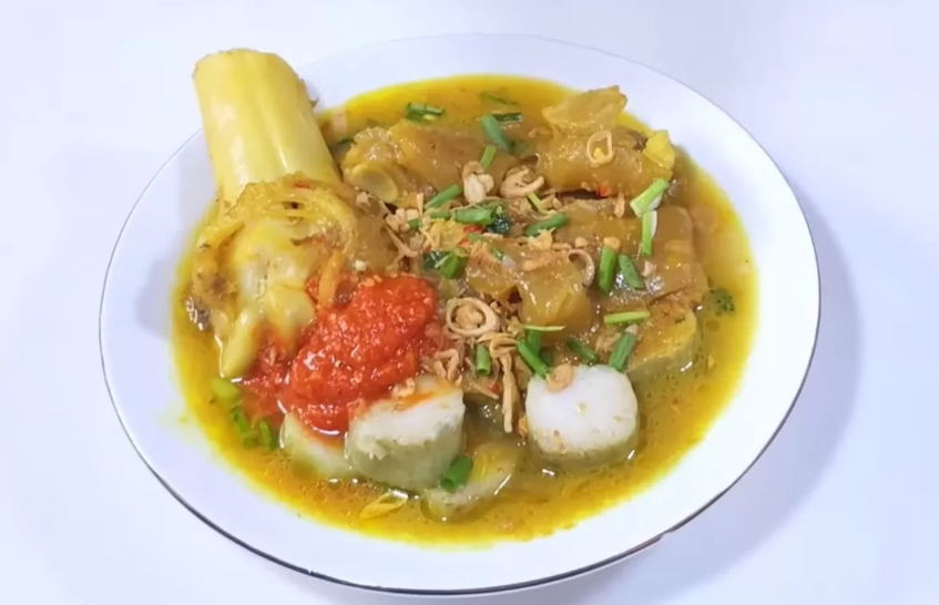 Sajian lontong kikil khas Surabaya. (Tangkapan layar YouTube Dapur Cantik Channel)