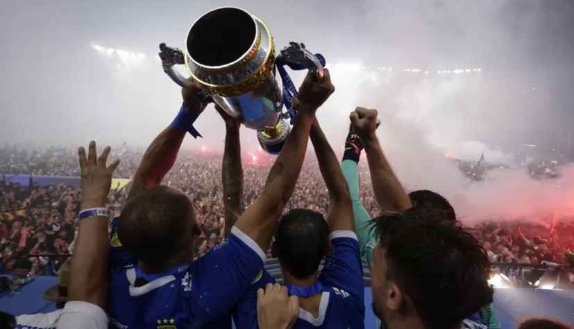 Pemain Persib Bandung mengangkat trofi juara Liga 1 2024/2025 di GBLA. (dok. Persib)