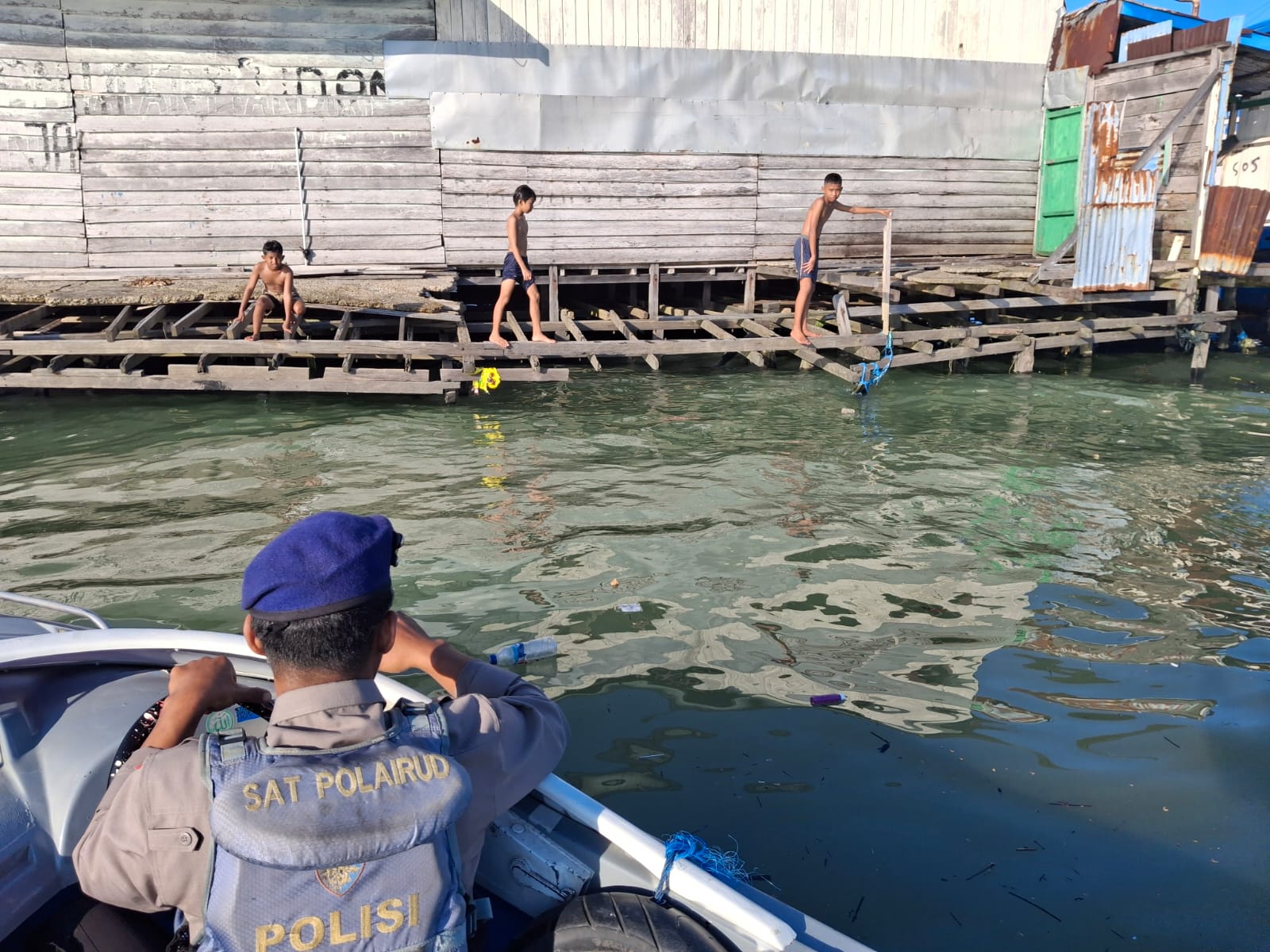 PATROLI KESELAMATAN: Personel Satpolairud Polres Tarakan memberi imbauan larangan berenang di pesisir Kota Tarakan. (POLRES TARAKAN UNTUK HRK)