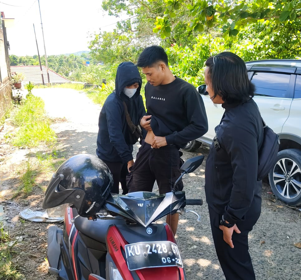 DILAKUKAN PENGGELEDAHAN: Personel BNNK Tarakan menggeledah pelaku penyalahguna narkotika di Juata Permai. (SEPTIAN ASMADI/HRK)