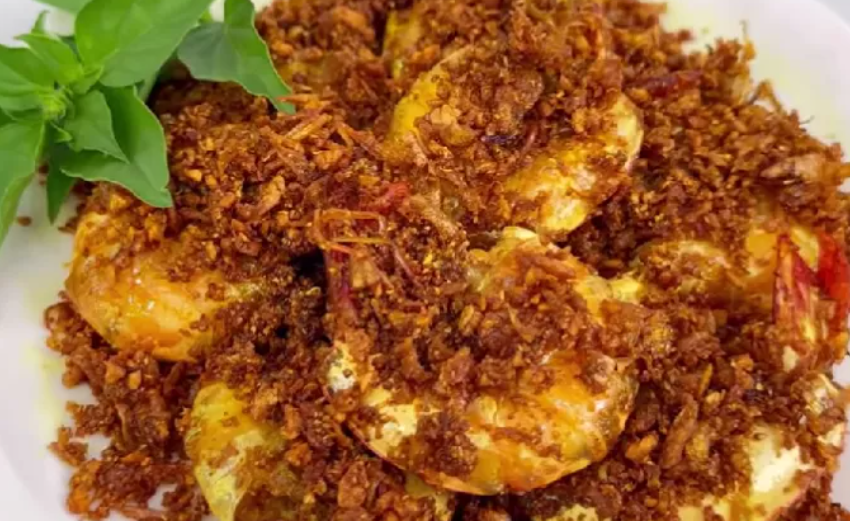Resep Udang Goreng Serundeng Bawang yang Enak dan Cocok Jadi Menu Lauk Makan Bersama dengan Keluarga (foto: YouTube Ika Mardatillah)